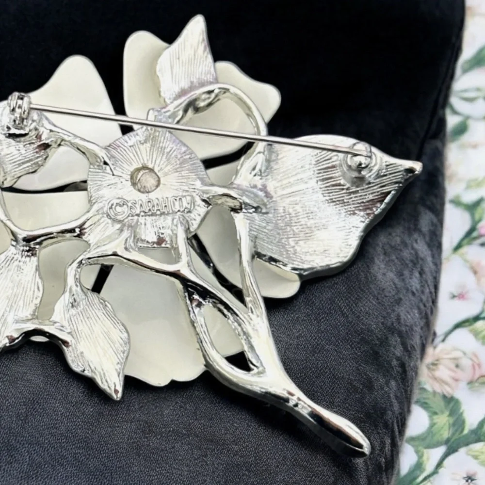 Vintage Sarah Coventry Large White Enameled 3D Flower Silver Tone Brooch